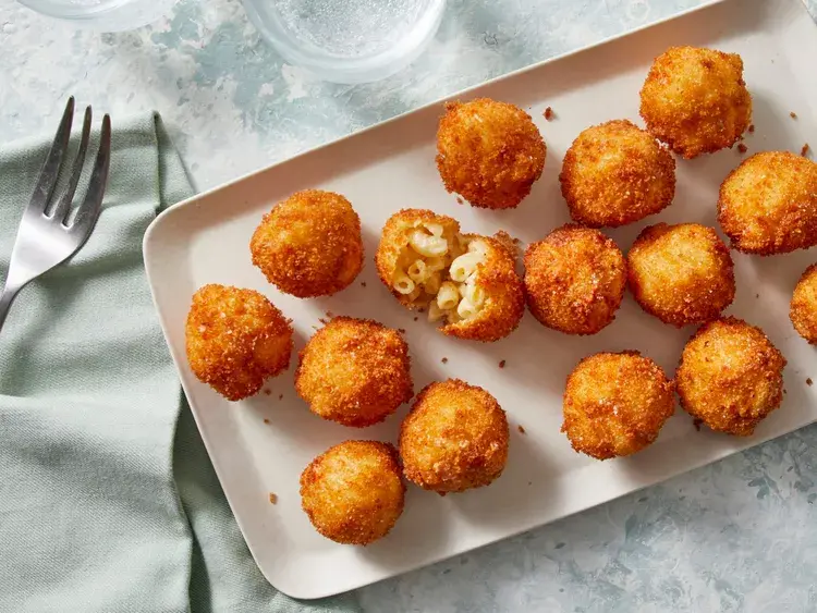 Жареные кусочки макарон с сыром