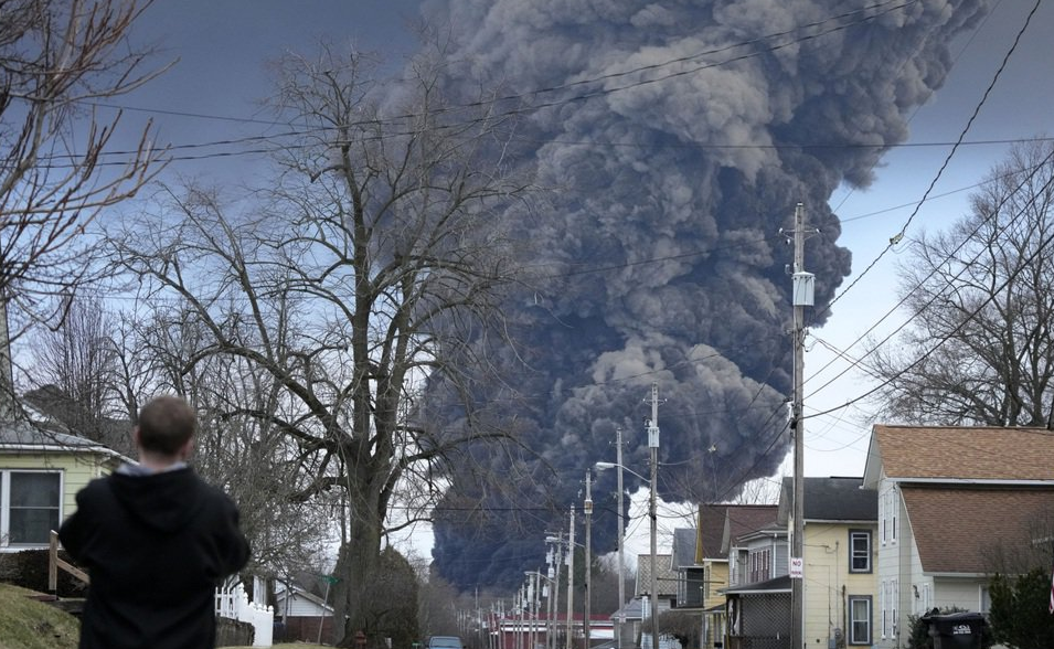 Авария поезда в Огайо вызывает опасения по поводу загрязнения окружающей среды и здоровья людей
