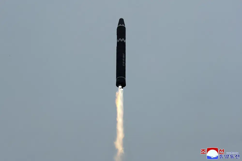 Северная Корея делает новые угрозы, американские бомбардировщики летают после испытания МБР