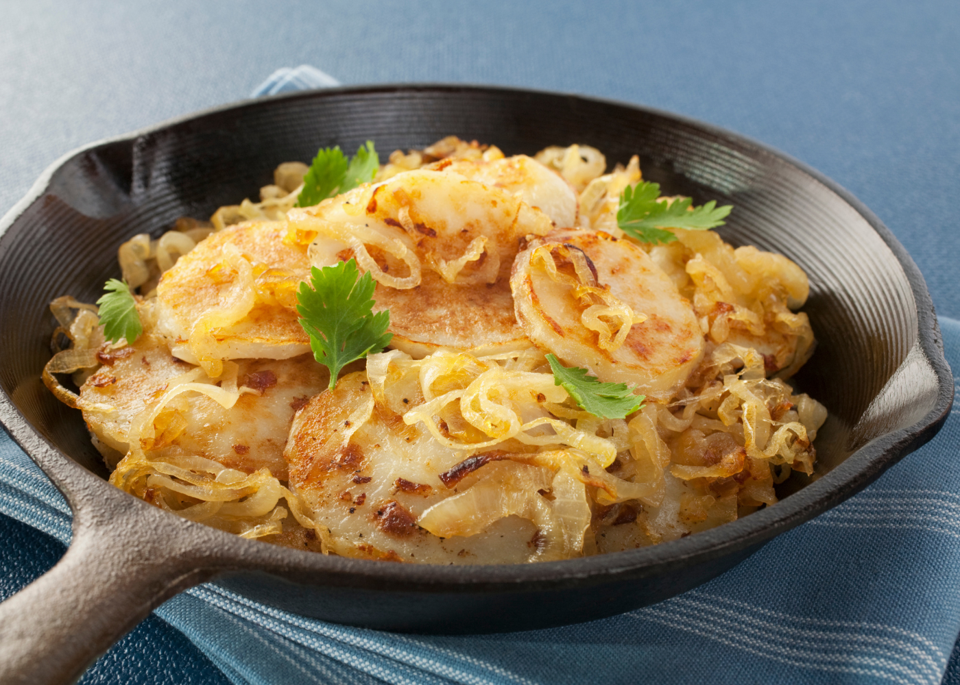 Лионский картофель: маслянистый союз хрустящего корнеплода и тающего нежного лука