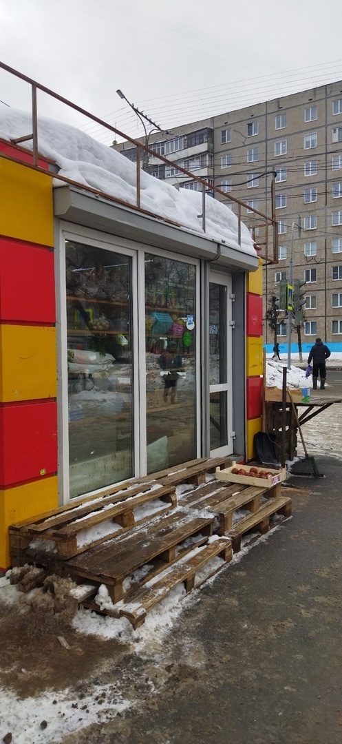Продуктовый киоск на Эгерском бульваре в Чебоксарах выставил прилавок с опасными продуктами!