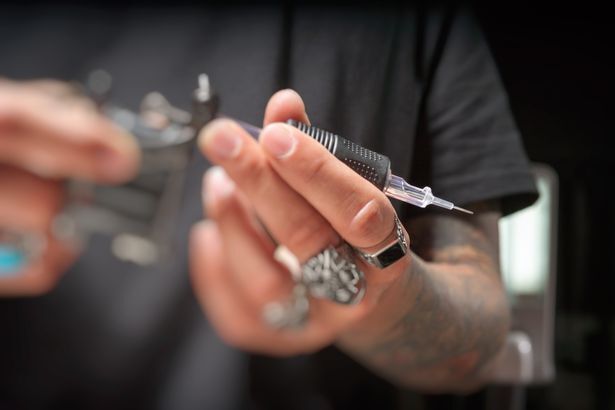 Мужчине сделали татуировку вагины на лице