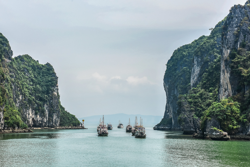 Море и небо и Халонг .