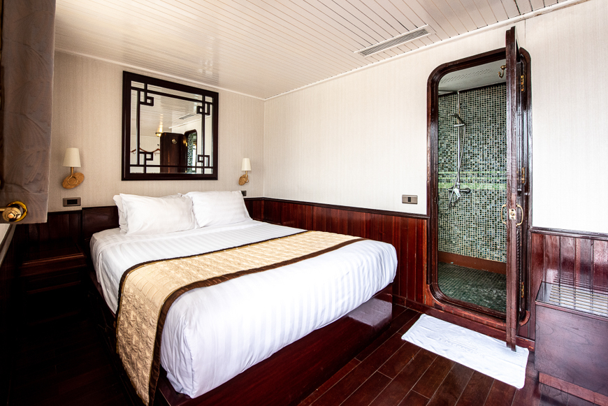 Море и небо и Халонг .