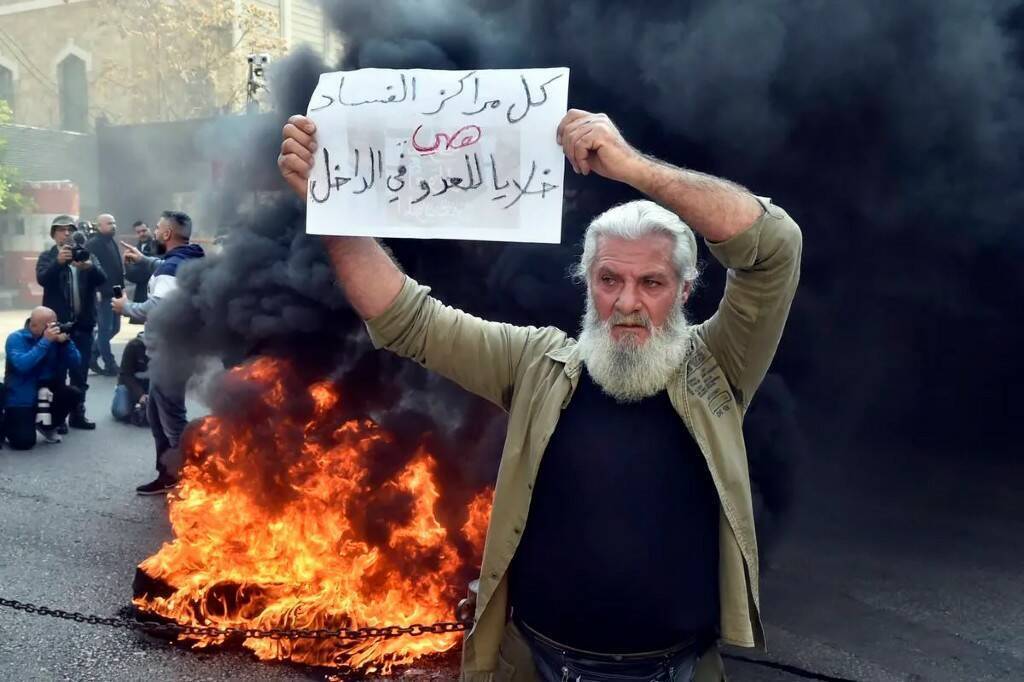 Поджог банков беспорядки из-за экономического коллапса. Люди в бешенстве. Ливан