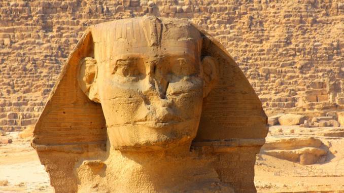 Второй сфинкс в Гизе с женским лицом