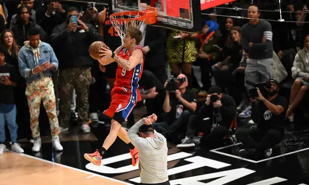 Мак Маккланг одерживает невероятную победу в NBA Dunk Contest с помощью 540-градусного джема