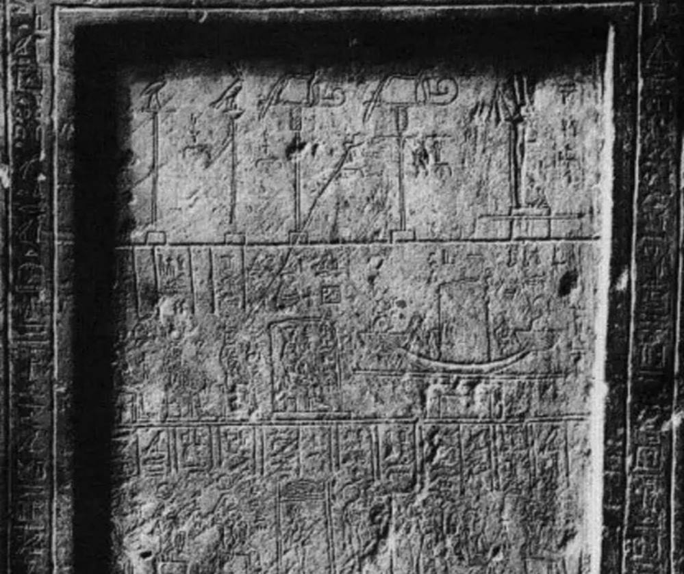 Стела фараона Хеопса редко выставляется в экспозициях музеев, зато часто лежит в запасниках.