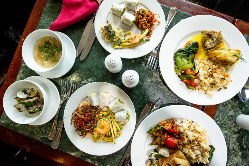 Море и небо и Халонг .