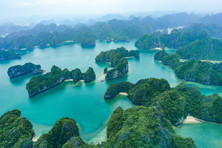 Море и небо и Халонг .