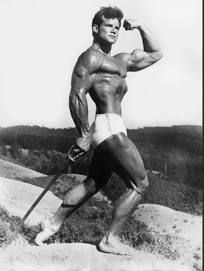 Стив Ривз был известен своим скульптурным телом, которое было признано знаменитым скульптором как «мечта Микеланджело».