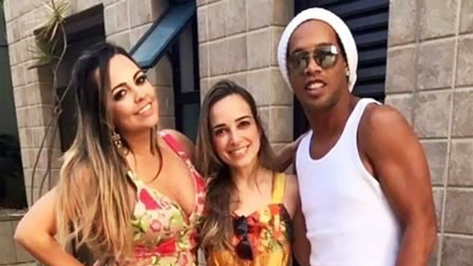 Поселил двух девушек у себя дома, чтобы спать с ними по очереди. Как это удалось легендарному Роналдиньо