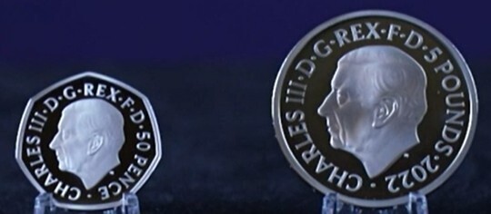 С помощью коронованного логотипа короля Чарльза можно понять выбор цветов для дизайна