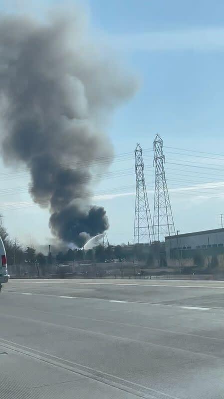 Взрыв на заводе в Огайо разбросал расплавленные обломки, начался пожар; 14 раненых
