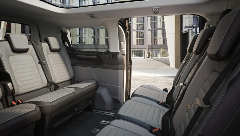 Совершенно новый Ford Tourneo Custom 2023: новое поколение микроавтобуса для современной семьи. Полный обзор нового авто.