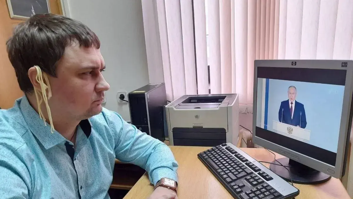 Лапша на ушах: погоня за рейтингом и лайками или просто депутатская шутка? Зачем депутат повесил себе лапшу на уши?