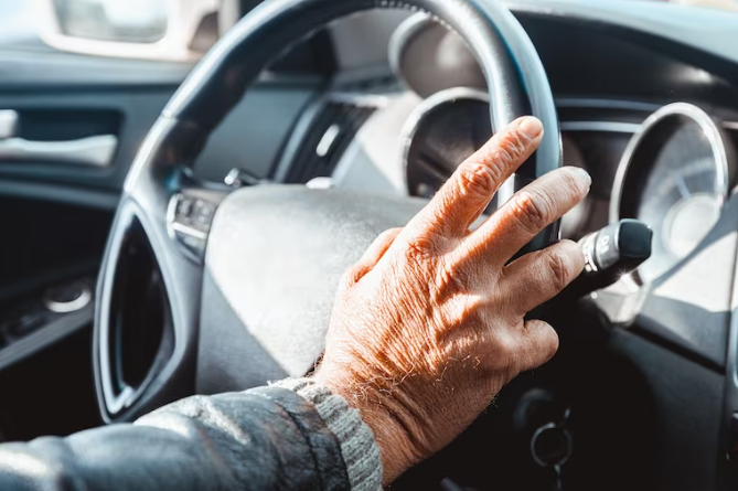 Когнитивный тест для пожилых водителей связан с повышением их безопасности, показало исследование.