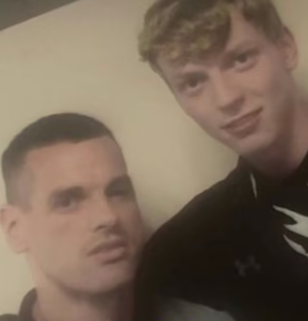 Убийца полицейских Дейл Креган вызвал ярость, позируя для фотографии в дизайнерской одежде в тюрьме строгого режима, где он отбывает пожизненное