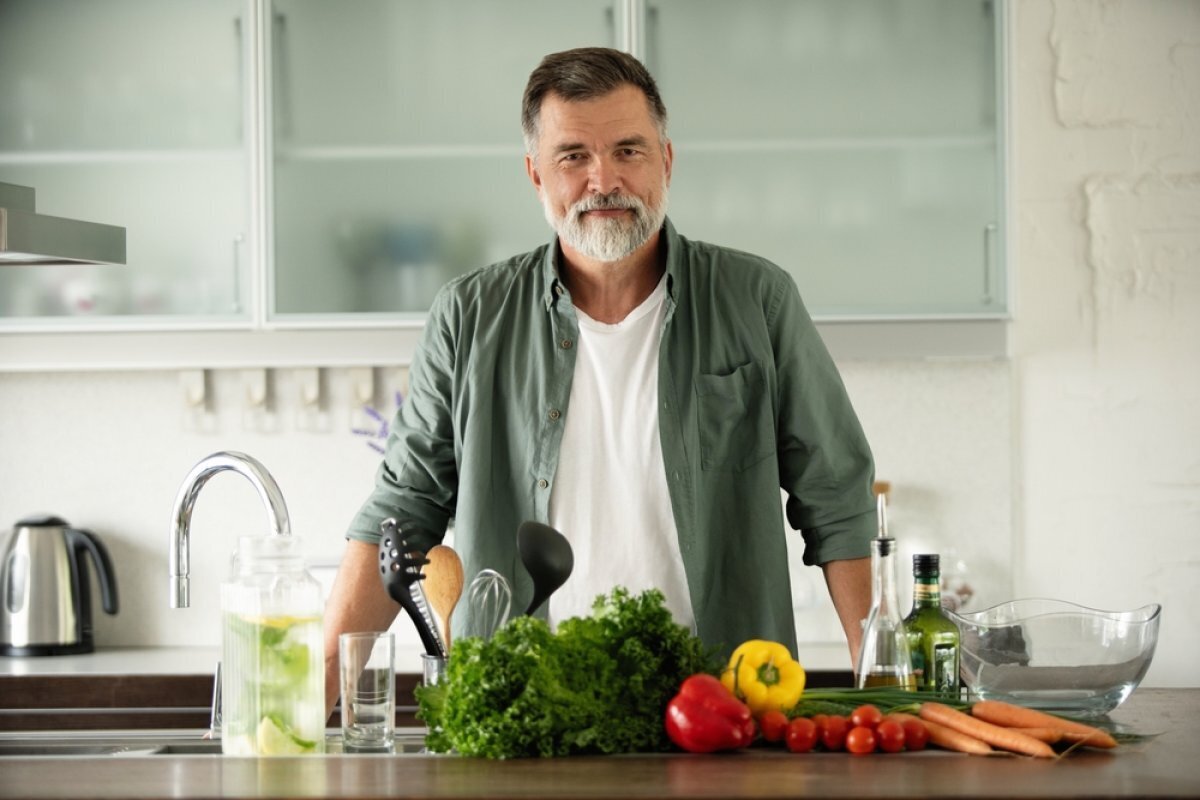 Диета мужчине 50 лет. Здоровье мужчины. Отличные продукты для качественной жизни!!!. Актер ассоциируется с едой. Глаза мужчины на правильном питании