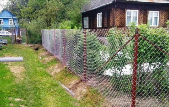 Соседи против глухого и высокого забора, а мне надоело их наблюдение за мной. Решил проблему простым и законным способом!