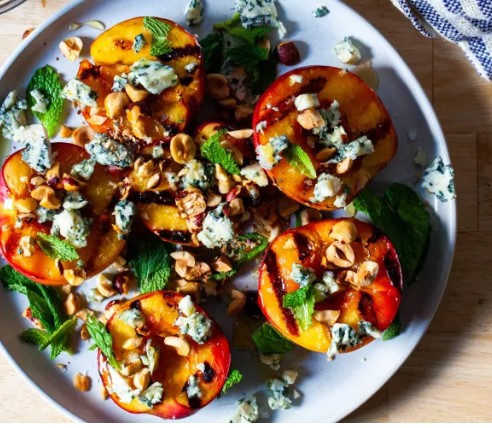 Нектарины на гриле с горгонзолой и фундуком