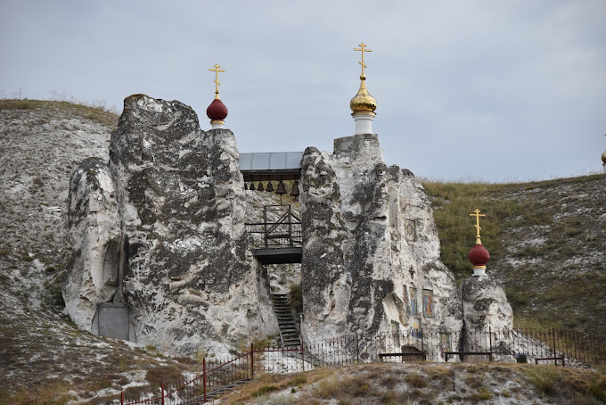 Храм у подножия меловых скал