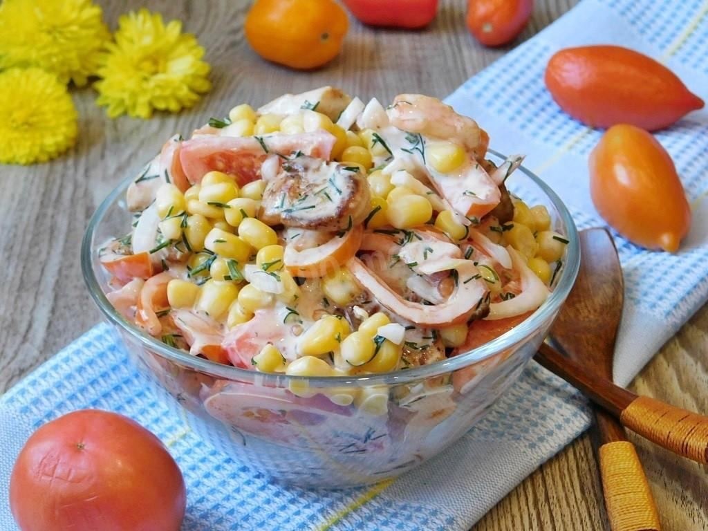 Салат из грибов и курицы с кукурузой и помидором