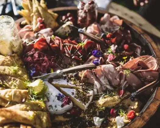 5 уникальных трендов в еде на свадьбе, которые удивят гостей