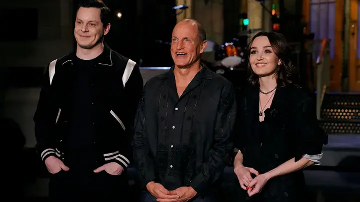 Разговоры Вуди Харрельсона «Субботним вечером в прямом эфире» о COVID вызывает споры, Илон Маск говорит , что он был прав