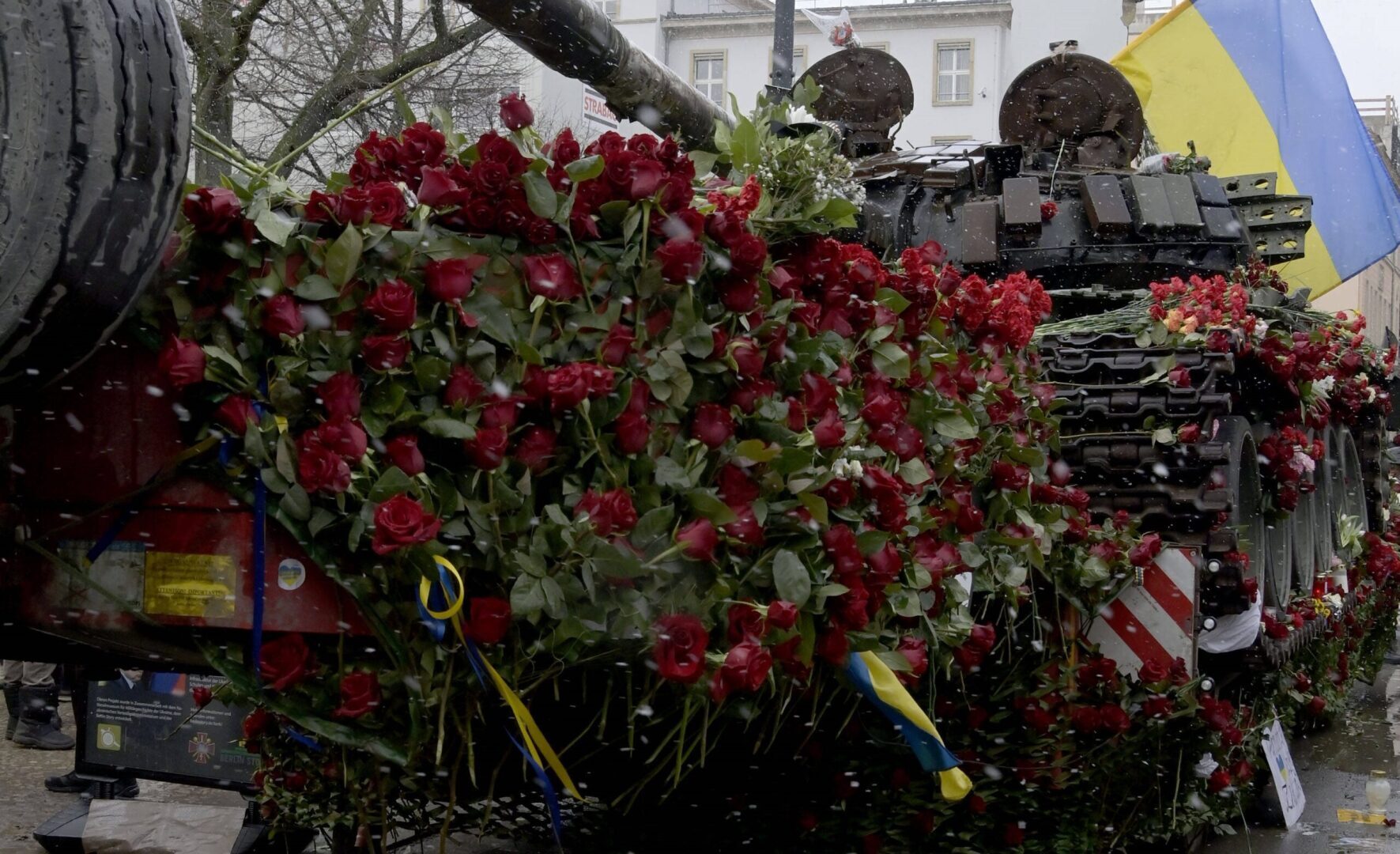 В Берлине вандалы уничтожили цветы с привезенного к посольству России танка.  Вандалы растоптали и унесли цветы с танка, установленного перед посольством России в Берлине.  Уточняется, что проукраинские активисты уничтожали цветы и вступали  6232c6edc72fbcce5b1ee91d4f292610