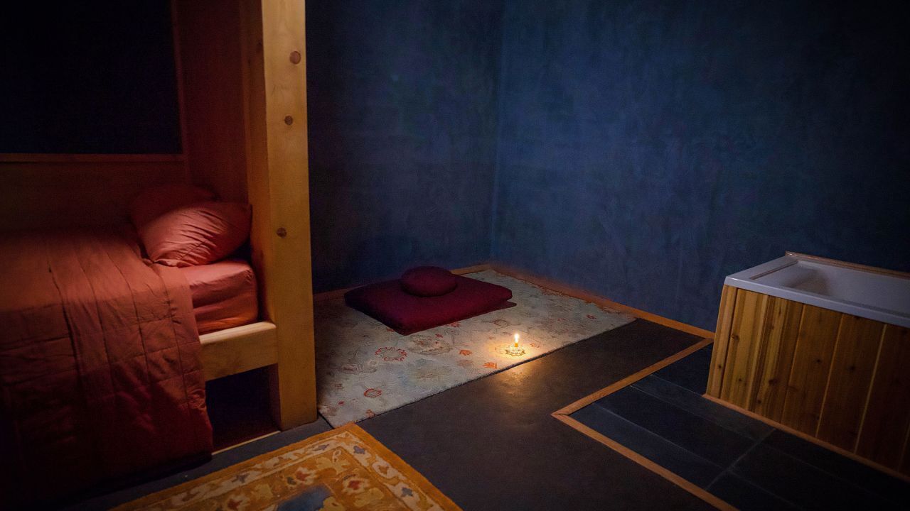 Звезда НФЛ Аарон Роджерс отправился в отступление темноты, чтобы задуматься о своем будущем. Что это такое и как это работает?