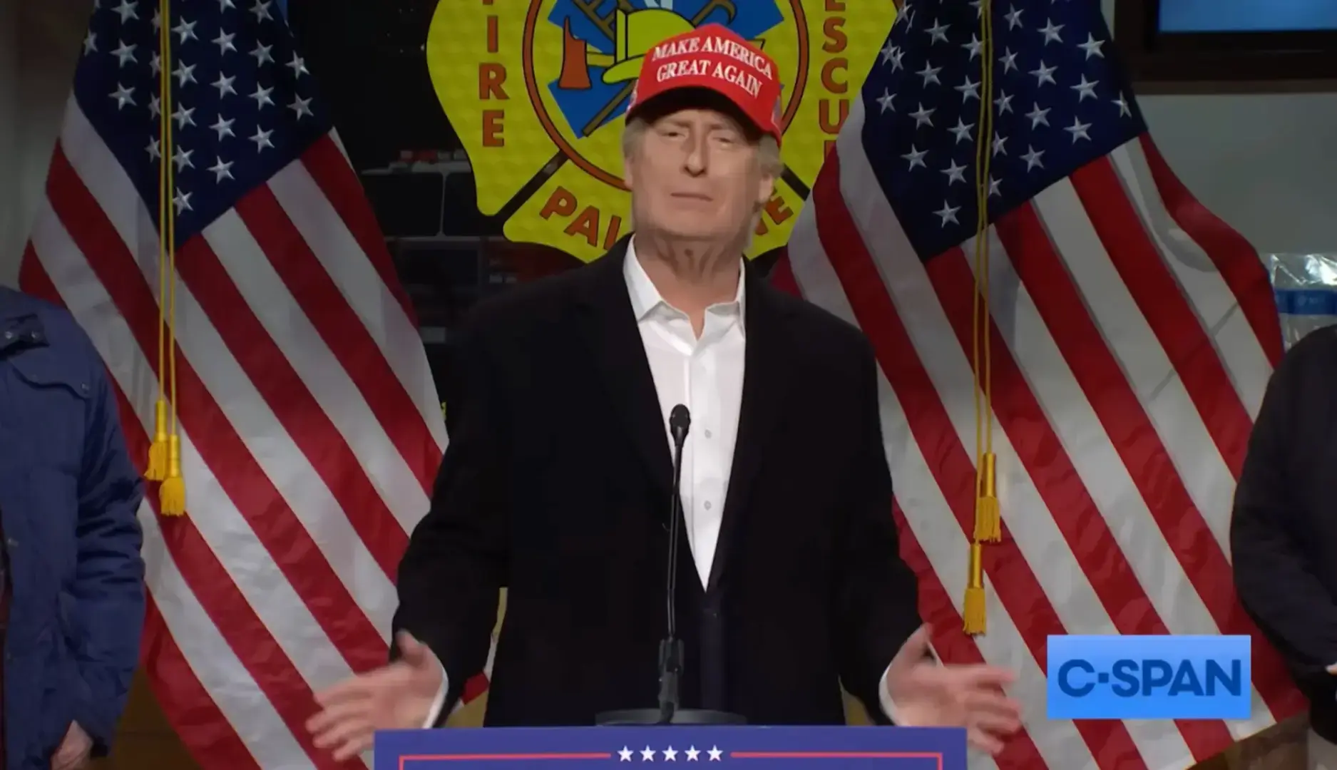 SNL высмеивает странный визит Трампа на место крушения поезда в Огайо на холодном открытом воздухе!!!