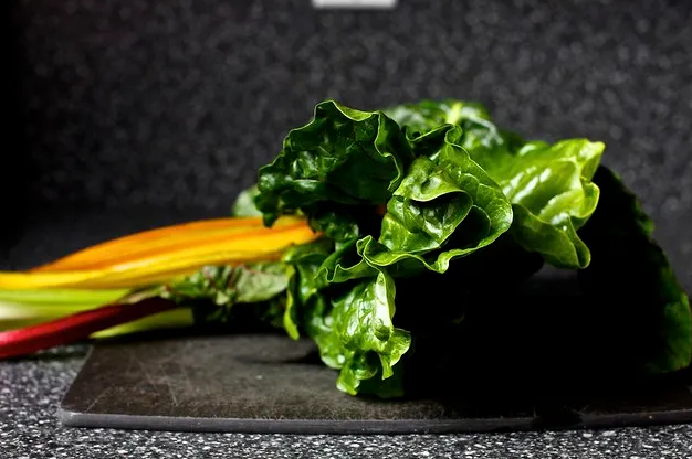 Пироги с панчеттой, белой фасолью и мангольдом