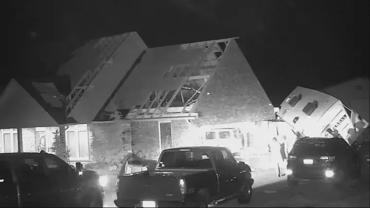 Торнадо замечены в Оклахоме, штат Канзас, когда сильные порывы ветра обрушились на Средний Запад