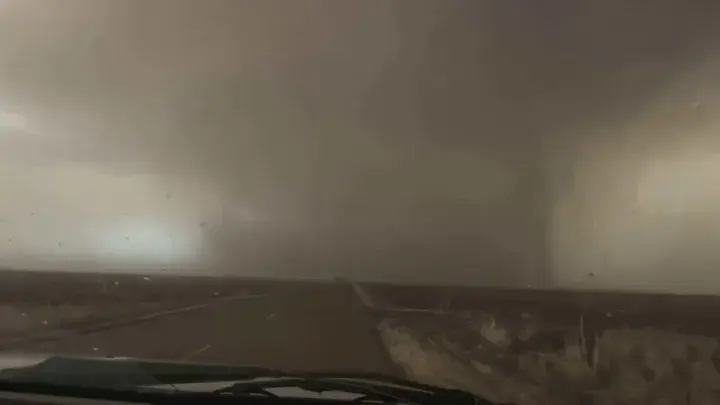 Торнадо замечены в Оклахоме, штат Канзас, когда сильные порывы ветра обрушились на Средний Запад