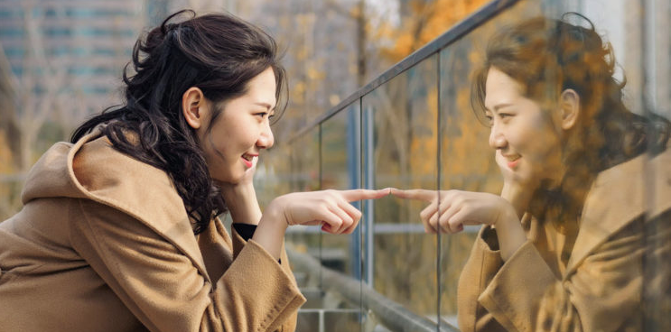 Если вы считаете себя привлекательным, вы с большей вероятностью почувствуете, что ваша жизнь имеет смысл