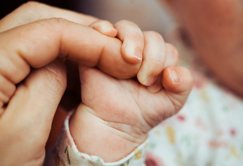 Впишут ли в загсе в свидетельство о рождении отца ребенка, если его мама несовершеннолетняя и не состоит в браке, и какие положены пособия?