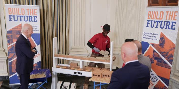 США - страна, в которой "ничего не строят", говорит экономист, получив согласие Илона Маска