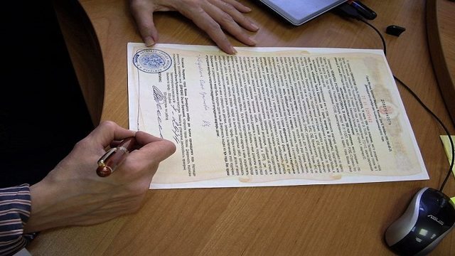 Дубликат нотариально удостоверенного документа. Когда нотариус обязан выдать дубликат? Когда имеет право отказать в выдаче ? Вопрос — ответ