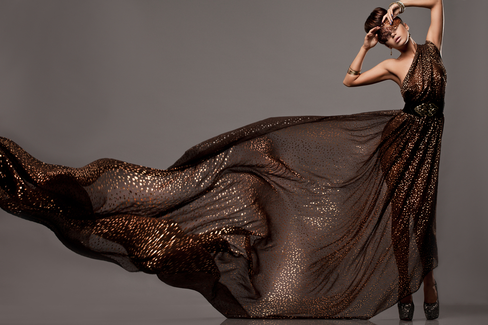 "Модные тенденции 2023 года: Смелые цвета, устойчивый стиль и ностальгические тенденции выходят на подиум!"