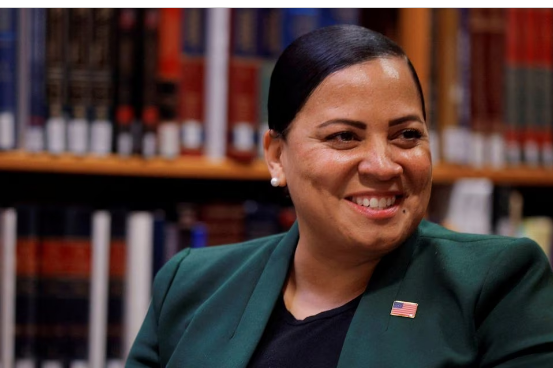 Прокурор США из Массачусетса задействовал бывшего наблюдателя Министерства юстиции, чтобы защитить ее в расследовании этики.