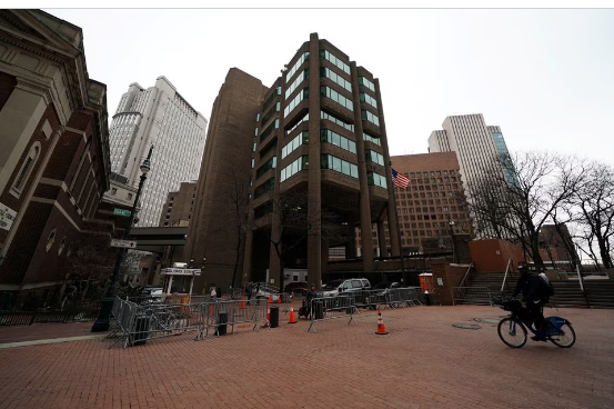 Прокурор заявил, что бывший конгрессмен злоупотреблял доверием, торгуя перед слияниями.