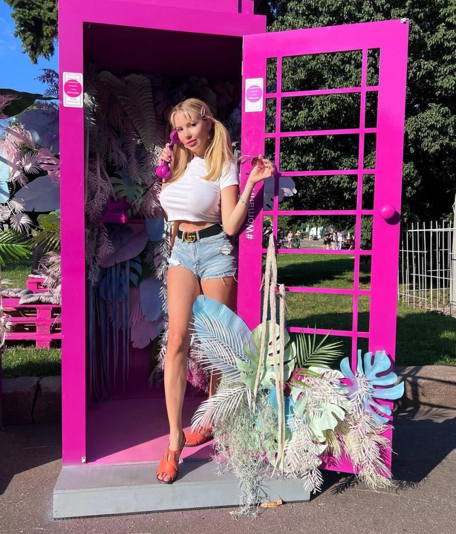 Белокурая Мария Лапулина сможет вас удивить своими формами.