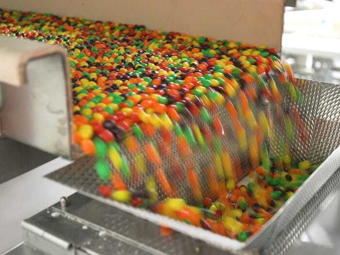 Красный пищевой краситель, используемый в Skittles, сделан из вареных жуков