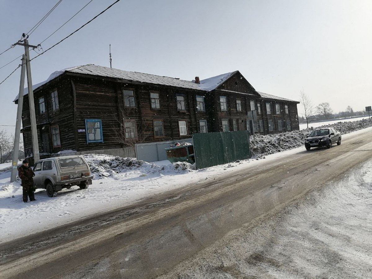 В Кемеровской области жилой деревянный барак завесили баннером с фотографией нового дома перед приездом губернатора.