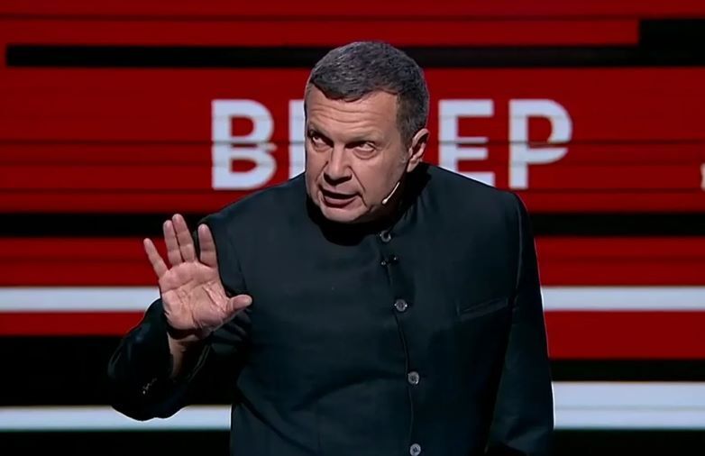 Соловьев был не единственным русским человеком, который был расстроен тем, что с ним обращались не так, как с другими иностранцами.