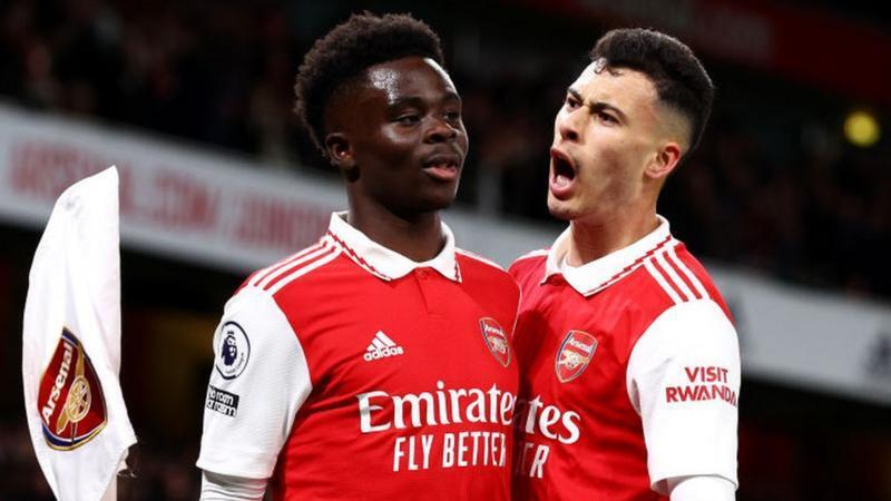 На стадионе "Эмирейтс" "Арсенал" разгромил борющийся "Эвертон" и увеличил свой отрыв от лидера Премьер-лиги до пяти очков.