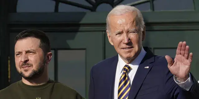 Зеленский продолжает кляньчить вооружение у США.