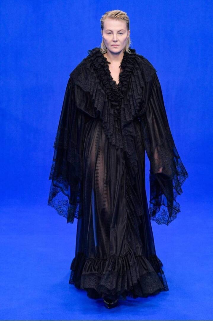 Рената Литвинова вышла на подиум в каком-то чёрном балахоне. Попахивает сатанизмом!!!