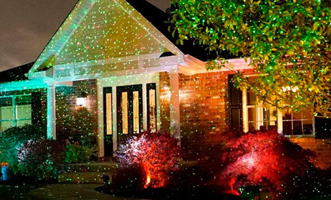 Как прекрасно созерцать звездное небо находясь в своей комнате, тем самым погружаясь в глубины мечты.